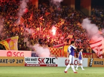 Khởi tố điều tra vụ đốt pháo sáng ở SVĐ Hàng Đẫy khiến 1 cổ động viên nữ bị thương