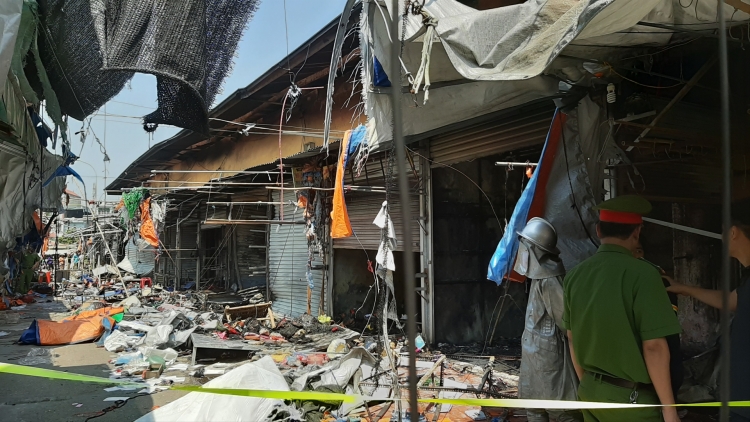 Hà Nội: Ảnh chợ Tó tan hoang sau đám cháy dữ dội