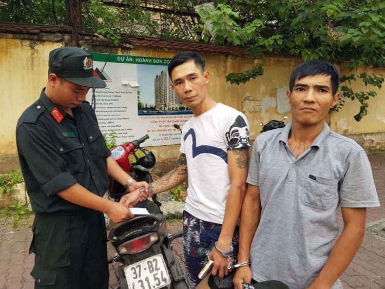 Cảnh sát 141 bắt hai đối tượng đi xe "gian" mang ma túy