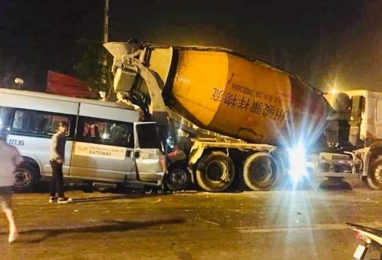 Ô tô dán tên trường Gateway rúc đuôi xe bê tông, bẹp dúm đầu