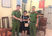Người dân vui mừng nhận lại tài sản đã mất từ Công an phường Phạm Đình Hổ