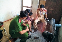 Công an TP Hà Nội cứu người phụ nữ định bỏ lại con nhỏ, nhảy cầu tự tử