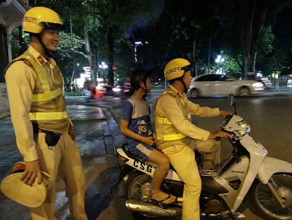 csgt ha noi dua chau be bi lac ve voi gia dinh