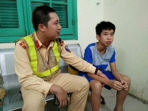 CSGT Hà Nội đưa cháu bé bị lạc về với gia đình