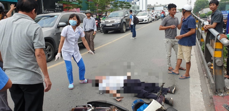 Người đàn ông đi xe máy tông vào trụ bê tông cầu Thái Hà, tử vong tại chỗ