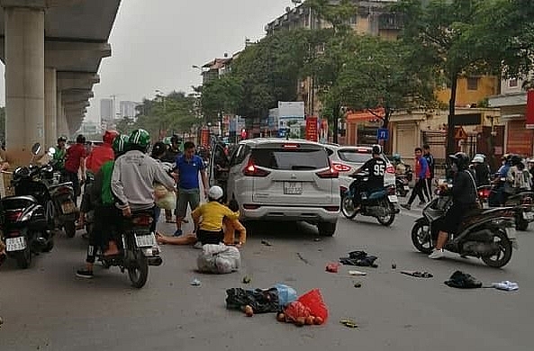 ha noi o to gay tai nan lien hoan tren duong ho tung mau