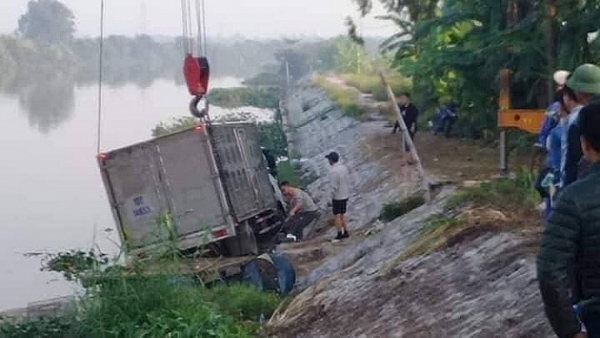 hai phong nguoi chan vit di dam tu vong khi dang o duoi song