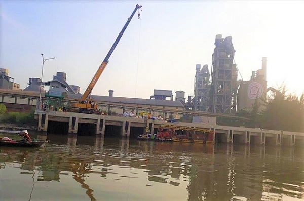 hai phong duong ong xi mang chinfon bi buc dau tran ra song thoat