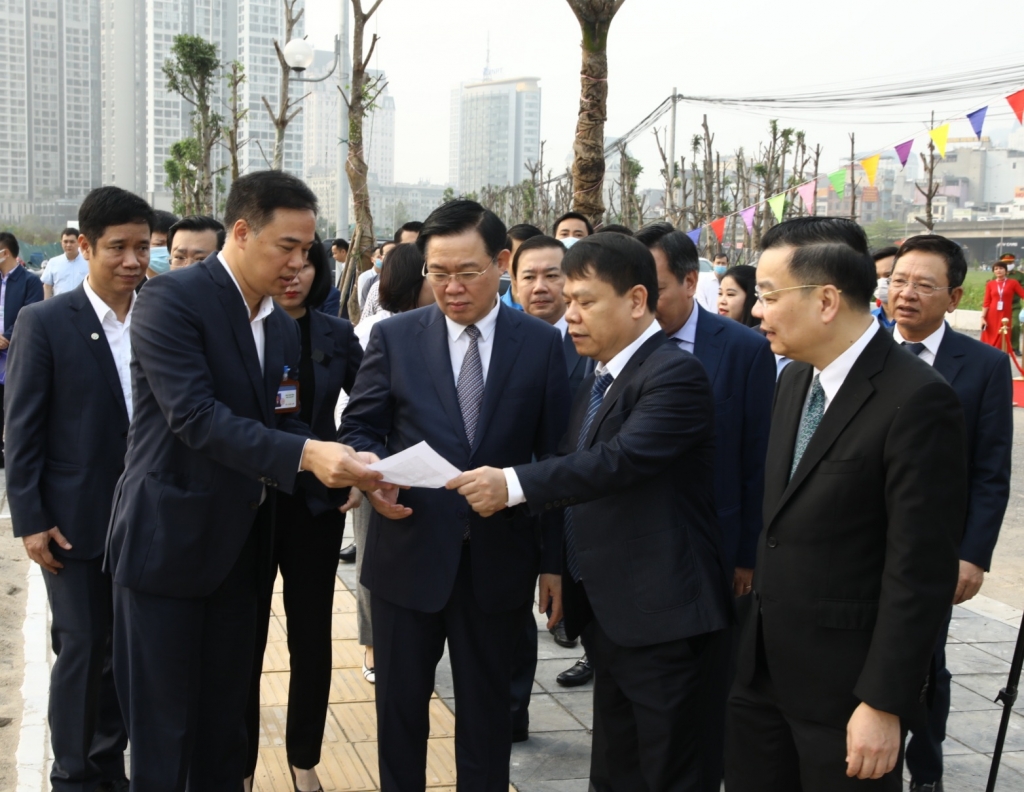 Bí thư Thành uỷ Hà Nội Vương Đình Huệ cùng các đồng chí lãnh đạo thành phố Hà Nội tham gia lễ động thổ
