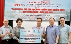 Trao tặng 450 triệu đồng để xây nhà nội trú cho học sinh tại Điện Biên