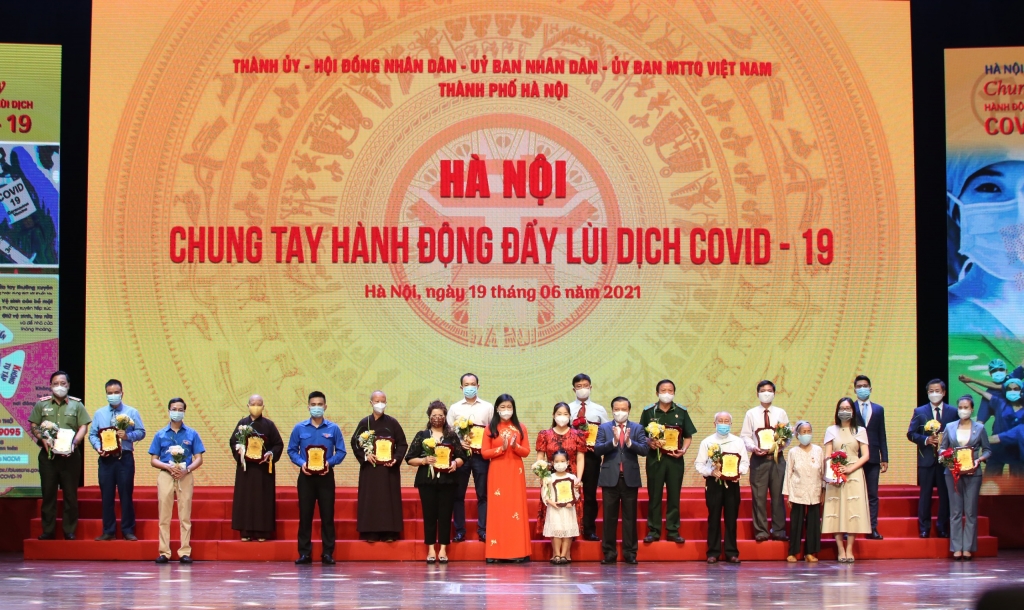 Bí thư Thành ủy Hà Nội Đinh Tiến Dũng và Chủ tịch Ủy ban MTTQ Việt Nam TP Hà Nội Nguyễn Lan Hương tiếp nhận ủng hộ 