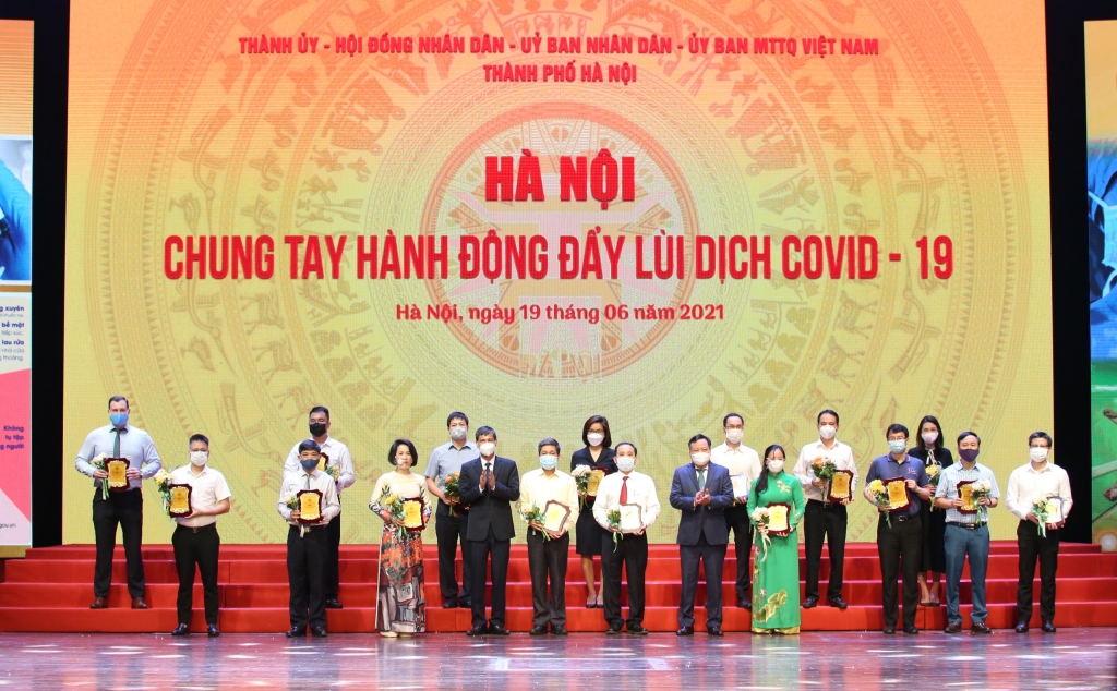 Phó Bí thư Thành ủy Nguyễn Văn Phong và Phó Chủ tịch Thường trực Ủy ban MTTQ Việt Nam TP Hà Nội  trao chứng nhận ủng hộ cho các đơn vị