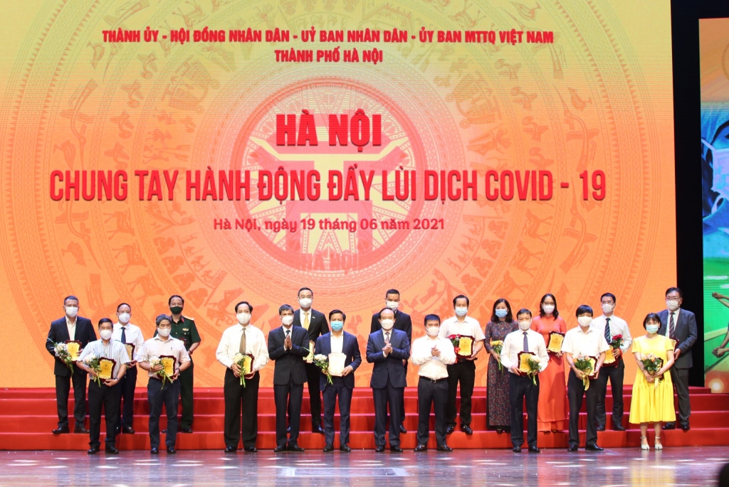 Chủ tịch UBND TP Hà Nội Chu Ngọc Anh và  Phó Chủ tịch Thường trực Ủy ban MTTQ Việt Nam TP Hà Nội Nguyễn Anh Tuấn trao biểu trưng cảm ơn các đơn vị, tổ chức