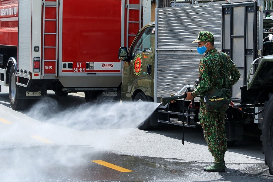 Lực lượng chức năng phun khử khuẩn Lực lượng chức năng phun khử khuẩn