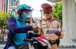 ha noi chinh thuc gian cach xa hoi den ngay 69 siet chat viec cap giay di duong