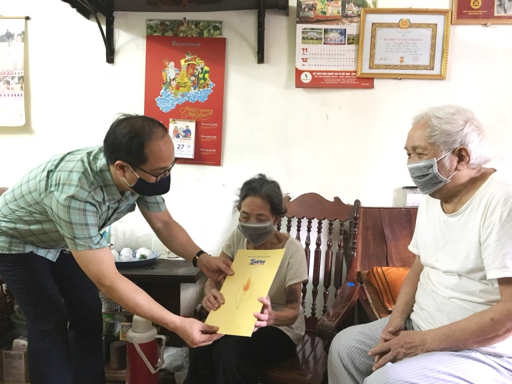 Đồng chí Nguyễn Mạnh Hưng, Tổng Biên tập báo Tuổi trẻ Thủ đô thăm hỏi, động viên gia đình 