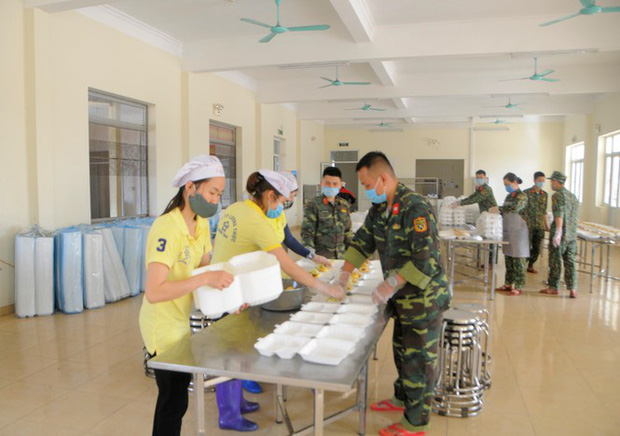Cán bộ, chiến sĩ, nhân viên nhà ăn trong Trường quân sự (Bộ Tư lệnh Thủ đô) chuẩn bị các hộp xốp đựng suất cơm cho các công dân đang cách ly tại đây