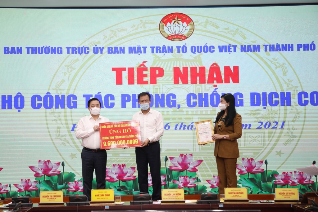 Phó Chủ tịch UBND TP Chử Xuân Dũng và Chủ tịch Ủy ban MTTQ Việt Nam TP Nguyễn Lan Hương tiếp nhận ủng hộ công tác phòng, chống dịch Covid-19 từ các đơn vị, doanh nghiệp và quận, huyện TP  