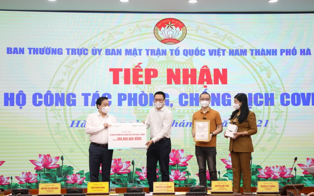 Phó Chủ tịch UBND TP Chử Xuân Dũng và Chủ tịch Ủy ban MTTQ Việt Nam TP Nguyễn Lan Hương tiếp nhận ủng hộ công tác phòng, chống dịch Covid-19 từ các đơn vị, doanh nghiệp
