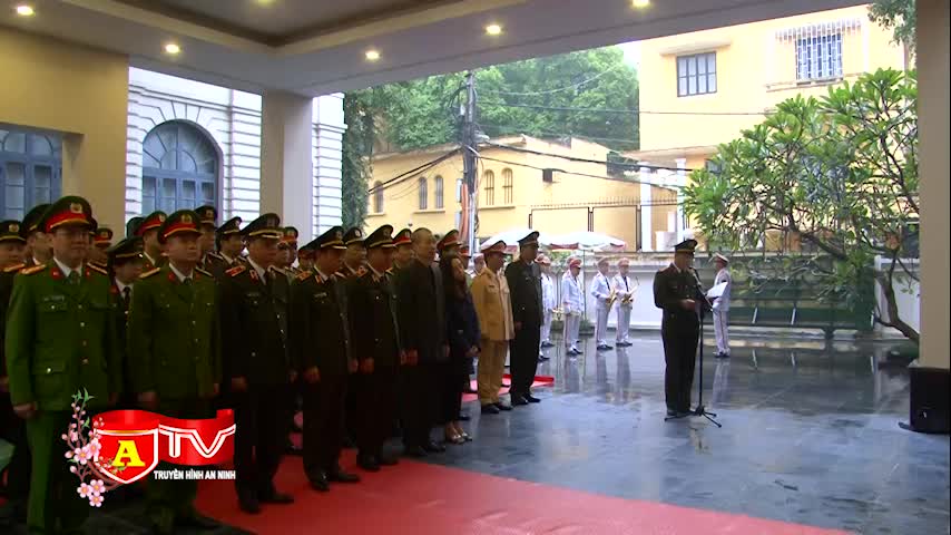 Gắn biển Liệt sĩ Đại úy Phạm Công Huy tại Đài tưởng niệm các Anh hùng liệt sĩ CATP Hà Nội