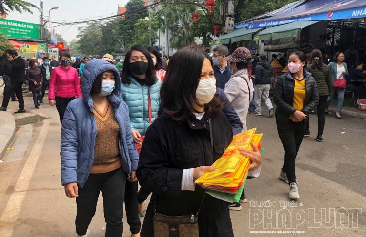 dong nguoi bit mat di le phu tay ho