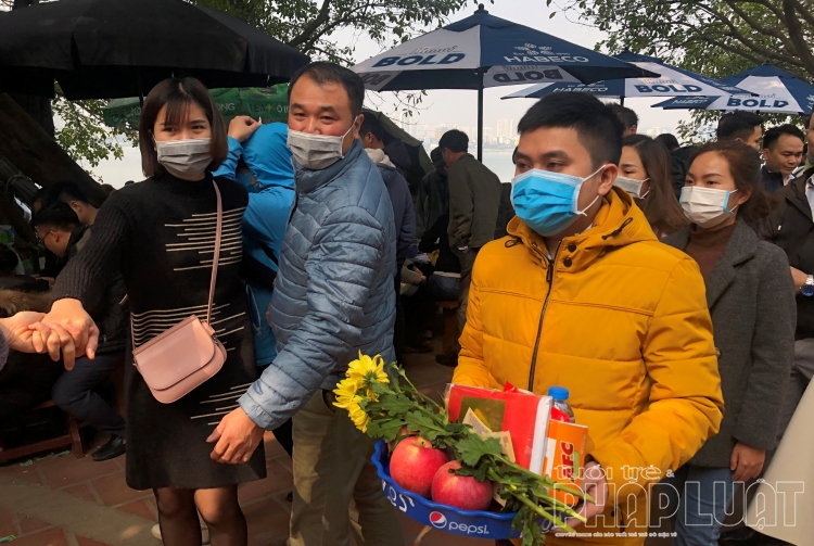 dong nguoi bit mat di le phu tay ho