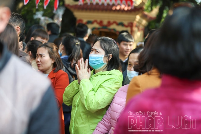 dong nguoi bit mat di le phu tay ho