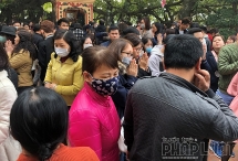 Dòng người “bịt mặt” đi lễ Phủ Tây Hồ