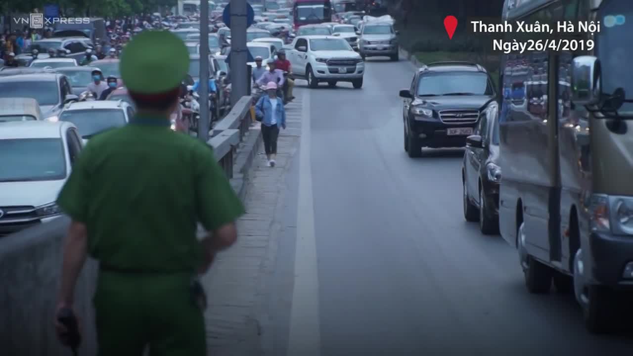 Cảnh sát chặn người dân lên đường trên cao bắt xe về quê