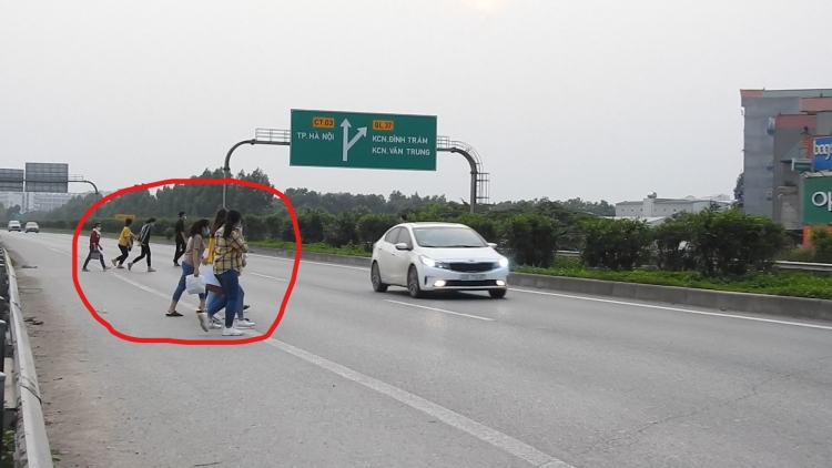 Bắc Giang: Cần sớm có hàng rào ngăn không cho công nhân “trèo” vào đường cao tốc