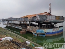 Du thuyền trên hồ Tây trở thành đống "phế thải"