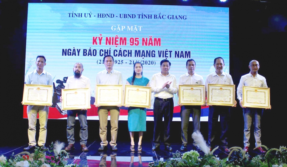 bao tuoi tre thu do nhan bang khen cua chu tich ubnd tinh bac giang