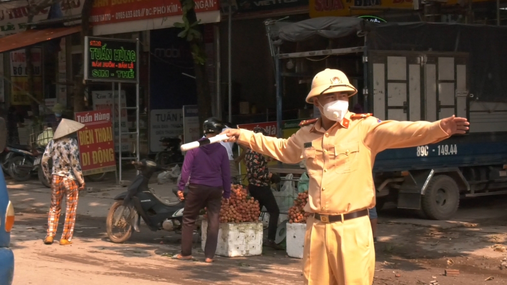 CSGT Bắc Giang “đội nắng” phân luồng giao thông, đẩy xe vải cho người dân