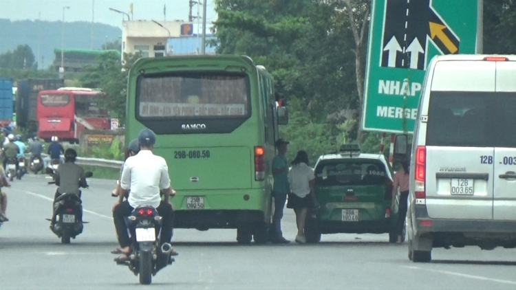 cao toc ha noi bac giang lai xe phai tra phi de mua nguy hiem