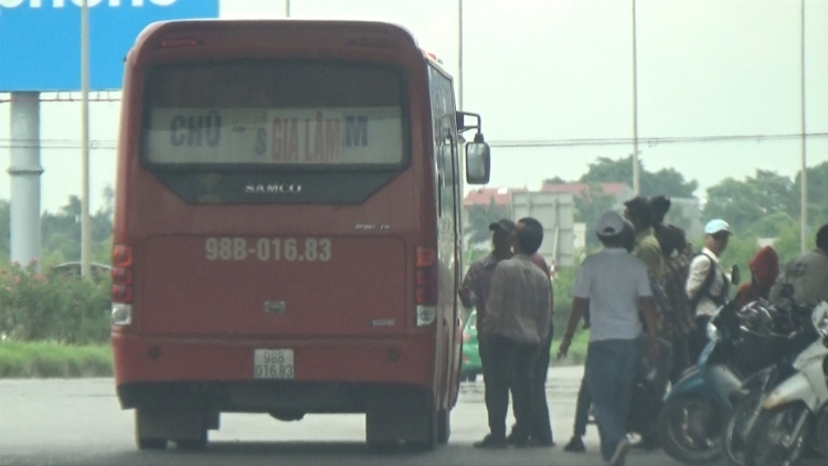 Báo động tình trạng xe khách vô tư dừng đỗ, đón trả khách trong cao tốc Hà Nội - Bắc Giang