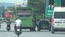 bao dong tinh trang xe khach dung do don tra khach tren cao toc ha noi bac giang