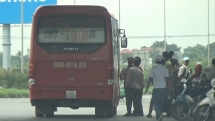 bao dong tinh trang xe khach vo tu dung do don tra khach trong cao toc ha noi bac giang