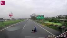 Clip: Bị giật túi xách, người phụ nữ suýt mất mạng trên cao tốc Hà Nội - Bắc Giang