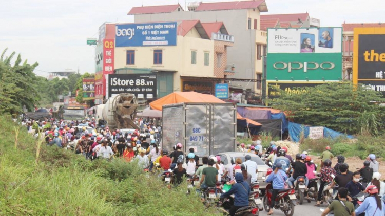 cao toc ha noi bac giang can som co cau vuot cho cong nhan sang duong