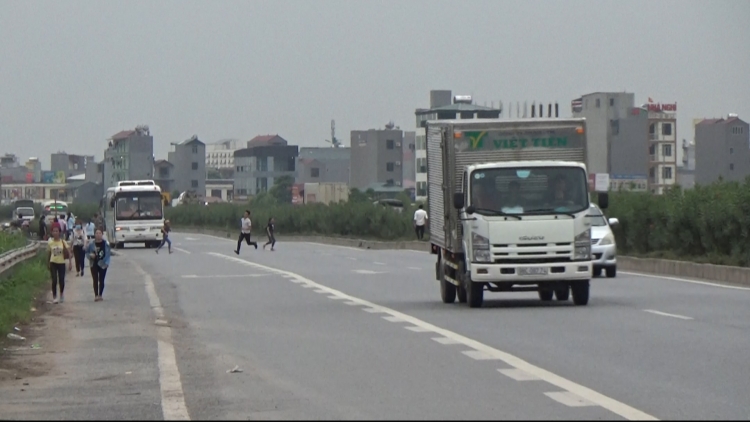 cao toc ha noi bac giang can som co cau vuot cho cong nhan sang duong