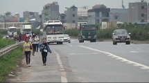 tai nan tren cao toc ha noi bac giang can som co cau vuot cho cong nhan sang duong