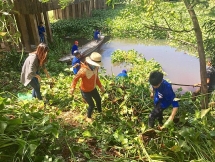 Hàng trăm đoàn viên vớt lục bình giúp hồi sinh “dòng sông chết”!