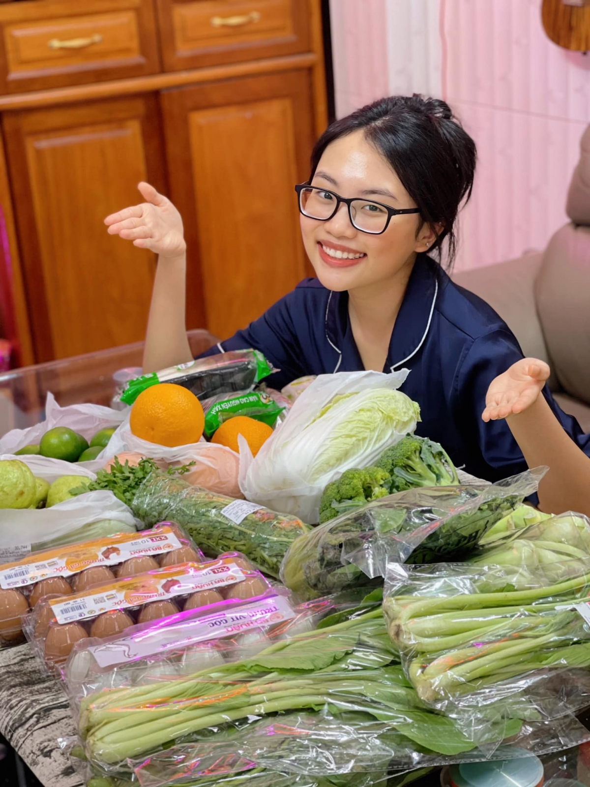 Phương Mỹ Chi vui mừng vì được đàn chị H"Hen Niê trao đồ tiếp tế trong khu phong toả