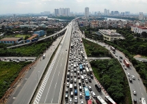 Cảnh đoàn xe ùn tắc hàng km ở cửa ngõ phía Nam Hà Nội