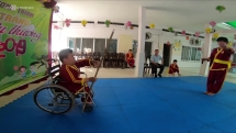 Chàng trai Trần Văn Hùng ngồi xe lăn múa thương, biểu diễn võ thuật