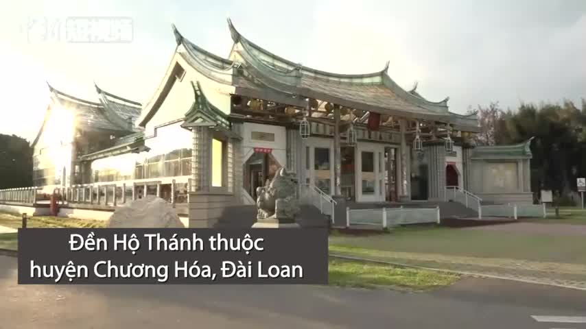 Ngôi đền được xây bằng 70.000 tấm kính