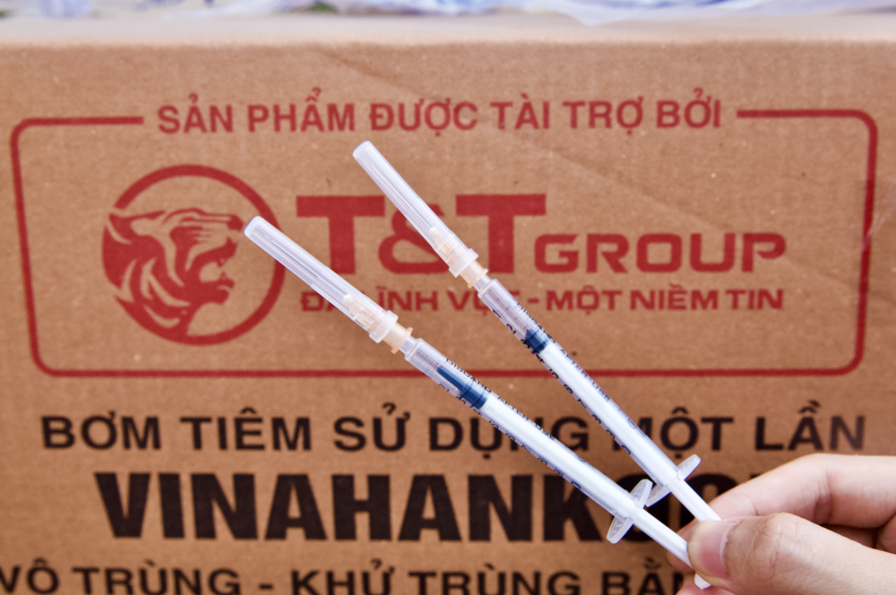T&T Group bàn giao 8,5 triệu bộ bơm kim tiêm cho Bộ Y tế