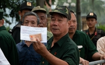 Cò vé nài nỉ thương binh bán lại vé trận Việt Nam - Malaysia