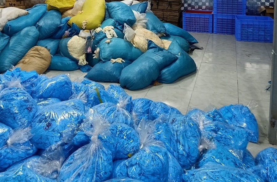 Cục QLTT Bắc Ninh thu giữ 9,5 tấn găng tay cao su y tế