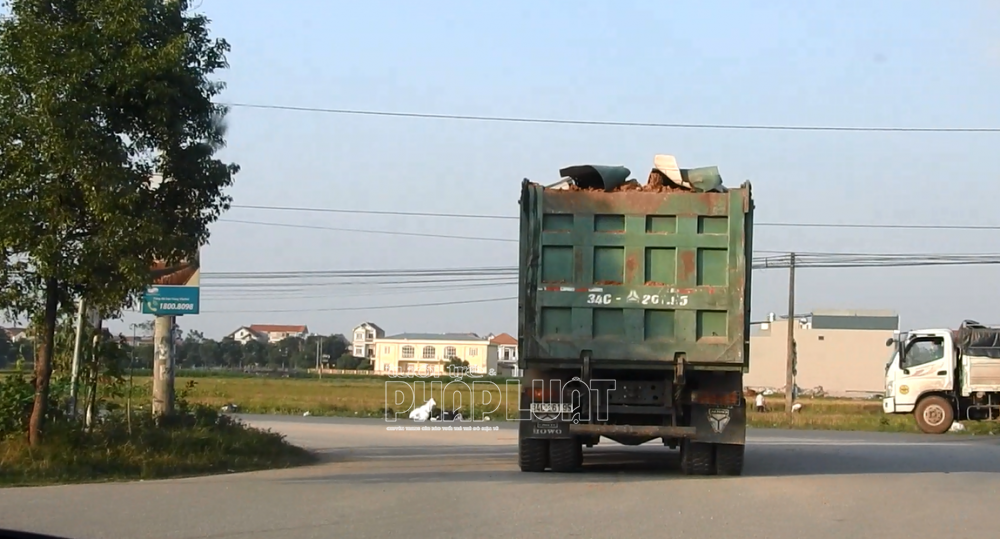 Bắc Giang: Chỉ đạo xử lý nghiêm đoàn xe tải “ăn đất” tại dự án sân golf Việt Yên